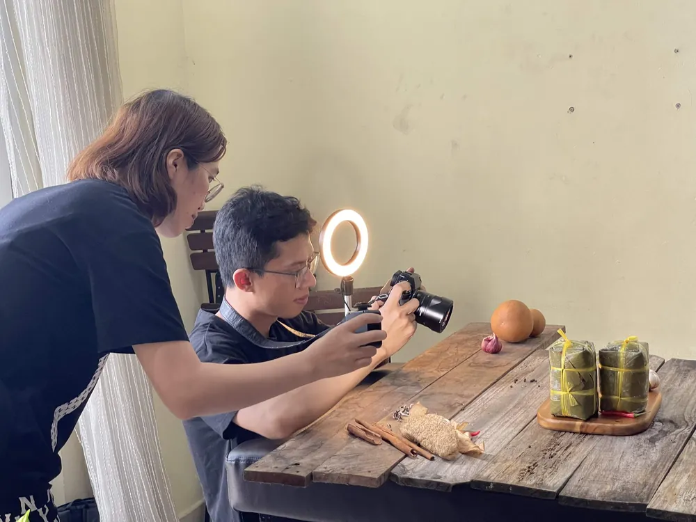 Kha photographing food with a ring light